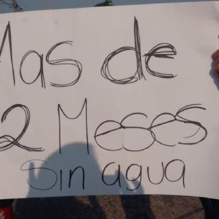 Vecinos sin servicio de agua bloquean calles en Coatzacoalcos; pipas no son suficientes