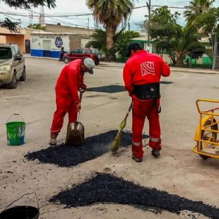 Llevan trabajos de bacheo a ejidos de Torreón
