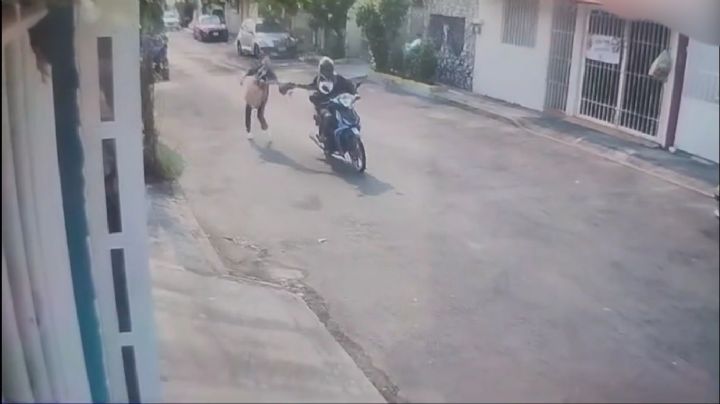 (VIDEO) Motociclista arrebata bolso a una mujer y la arrastra por la calle en Veracruz