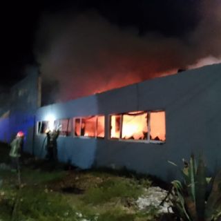 Corto circuito provoca incendio en bar de Coatzacoalcos; no hay lesionados