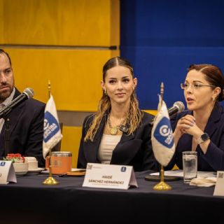 Mariana Rodríguez se reúne con CAINTRA; sostiene diálogo con estudiantes