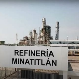 Falla en refinería PEMEX de Veracruz alarma con columna de humo amarillo