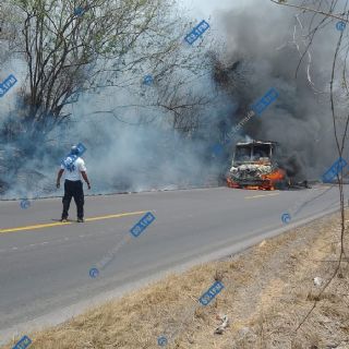 (VIDEO) Así quedó un camión de pasajeros después de incendiarse por una falla en el motor