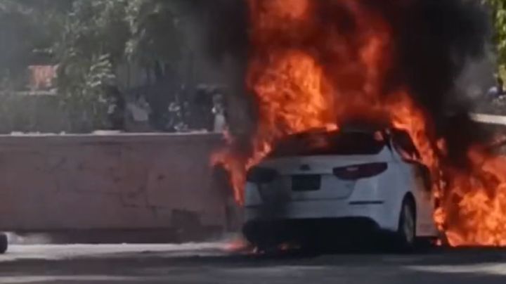 Choque de autos contra muro de contención deja un muerto calcinado en La Paz