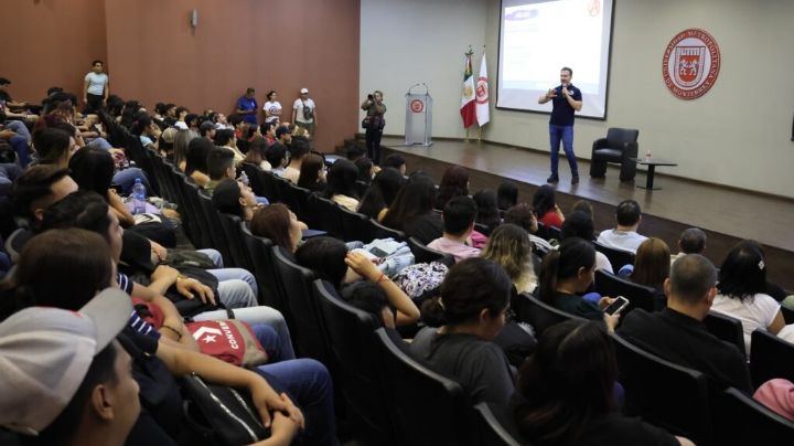 Adrián de la Garza presenta propuestas en la Universidad Metropolitana de Monterrey