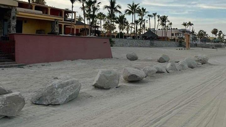 Gentrificación con ¿rocas?: extranjero se apropia de playa con zona de anidación de tortugas