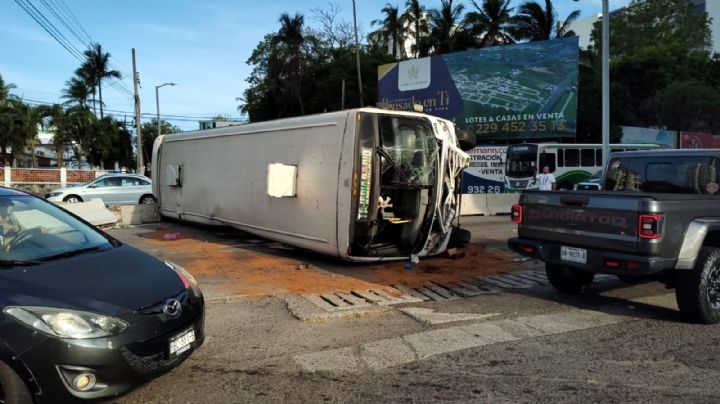 Vuelca transporte público en Boca del Río; hallan latas de cerveza vacías en el camión