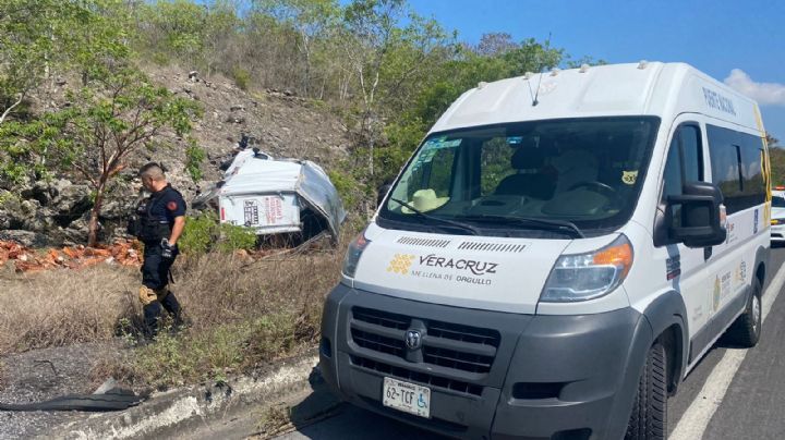 Vuelan 'chuletas' en Veracruz: camioneta distribuidora de carnes vuelca en carretera federal