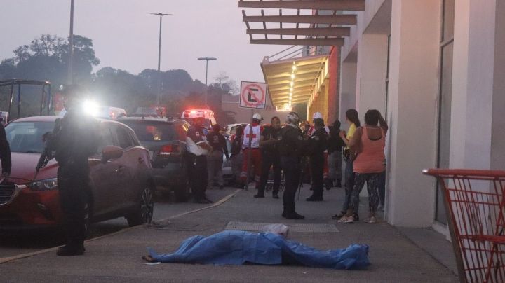 Asesinan a balazos a hombre frente a sus hijos y pareja afuera de una plaza al sur de Veracruz