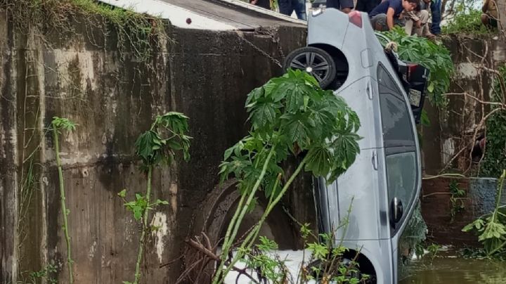 Muere sacerdote en accidente de auto tras volcar y caer de un puente en Veracruz