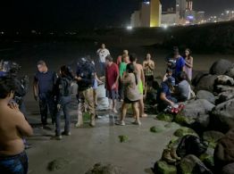 ¡Policía salvavidas! Oficial estatal rescata a menor de ahogarse en playa de Veracruz