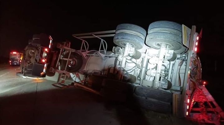 Vuelca pipa con 60 mil litros de combustible en carretera Guaymas-Hermosillo