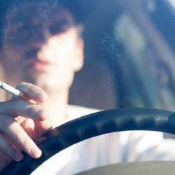 El truco definitivo para eliminar el olor a cigarro de tu auto