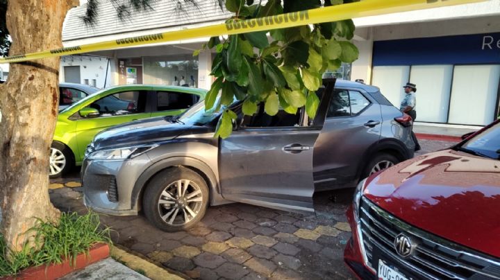 (VIDEO) Graban presunto intento de secuestro en estacionamiento de plaza comercial