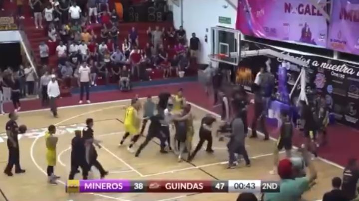 (VIDEO) Codazo a un rival desata batalla campal en partido de basquetbol en Sonora