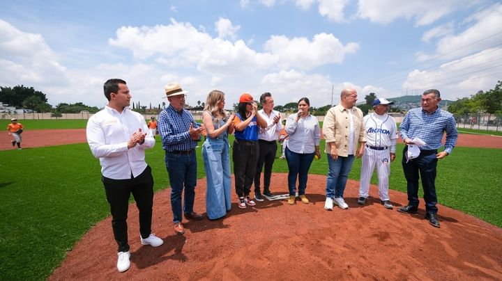 Enrique Alfaro entrega unidad deportiva con campo de béisbol y juegos infantiles en Tlaquepaque