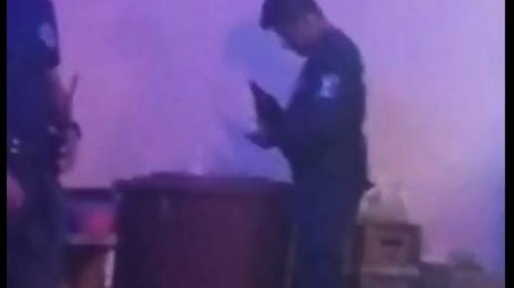 (VIDEO) Exhiben a policía municipal echando la 'caguamita' en bar de Veracruz