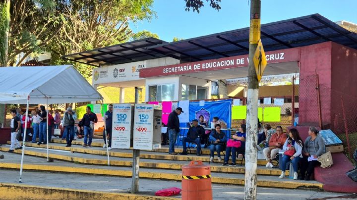 Sindicato de trabajadores toman oficinas de la Secretaría de Educación de Veracruz