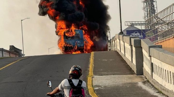 (FOTOS y VIDEO) Arde camión de pasajeros y crea 'muro de fuego' sobre puente en Veracruz