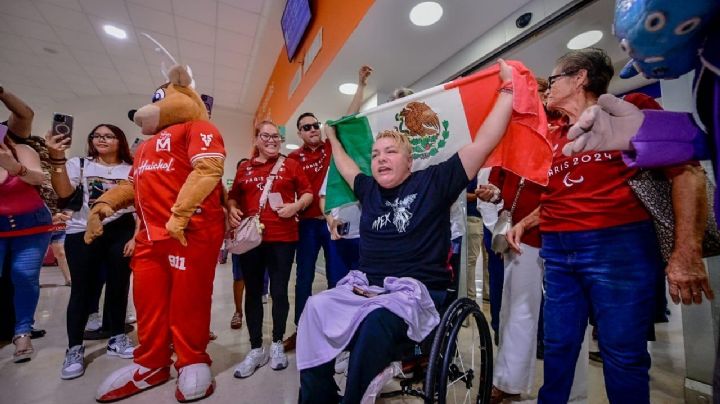 Rosa María Guerrero, medallista Paralímpica en París, es reconocida con premio económico