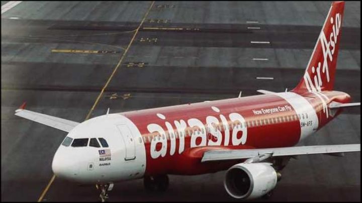 Avión de AirAsia habría explotado antes de estrellarse en Indonesia