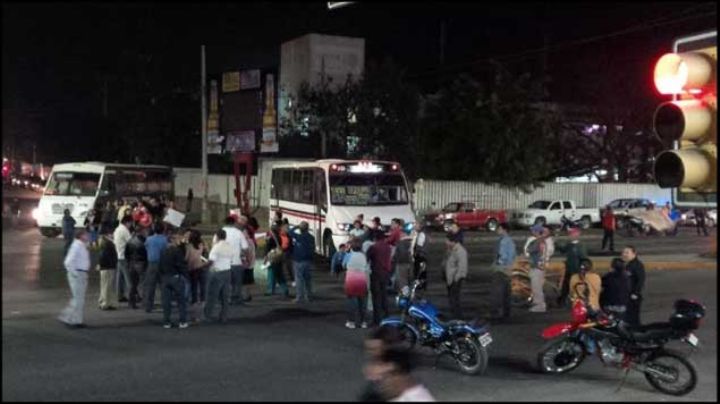 Exigen colonos de Santa Lucía obra social; bloquean crucero en Oaxaca