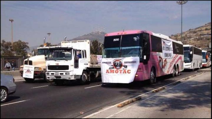 Transportistas avanzan a marcha lenta en autopistas. Con Denise Maerker