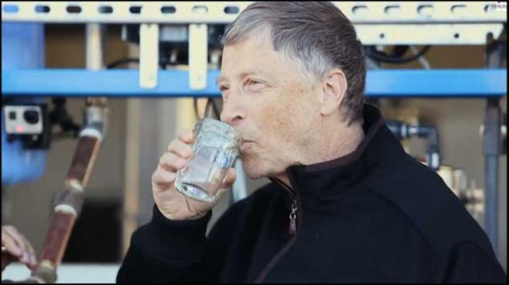 Video. Bill Gates bebe agua de inodoro para mostrar es posible evitar desabasto. Con René Franco