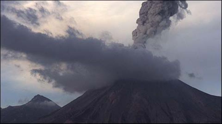 Reportan actividad constante del volcán de Colima