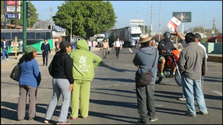 Bloquean vecinos de Pueblo Nuevo por falta de servicio de agua potable en Oaxaca