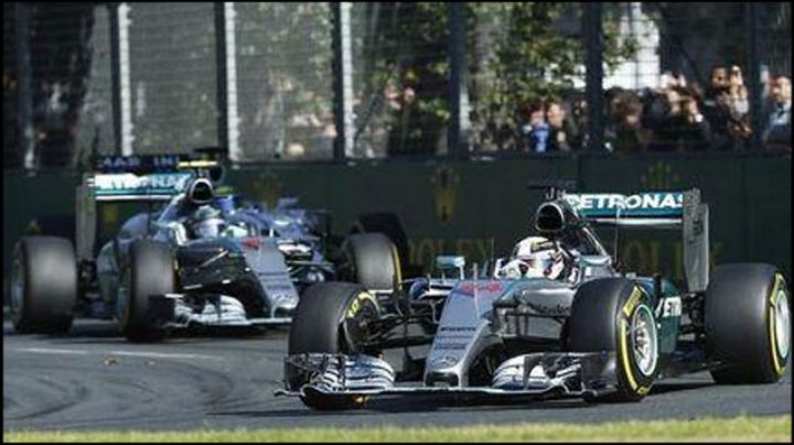 Pole para Hamilton y Vettel se interpone entre los Mercedes en Sepang