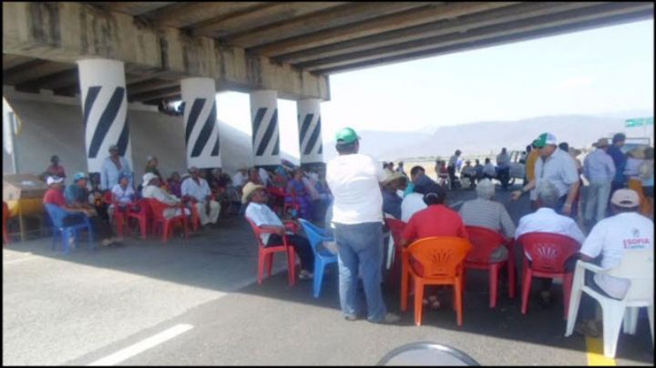 Van 22 horas de bloqueo en carretera de Oaxaca