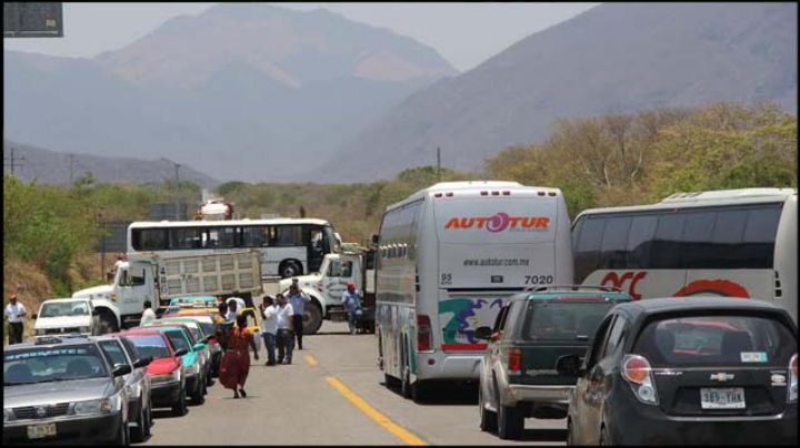 Cumple 28 horas bloqueo en carretera del Istmo de Tehuantepec