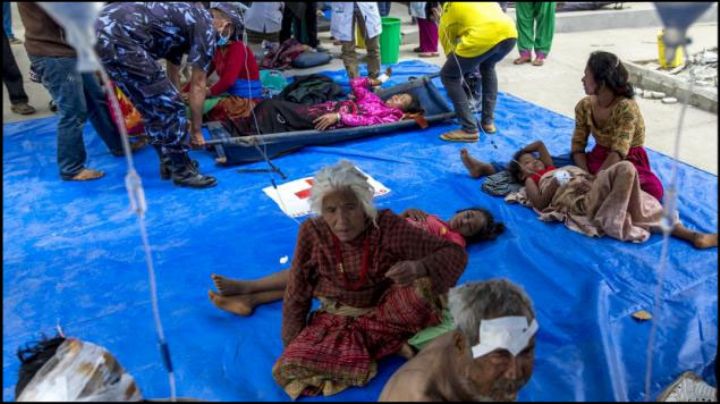 Rescatan con vida a joven bajo escombros de terremoto en Nepal