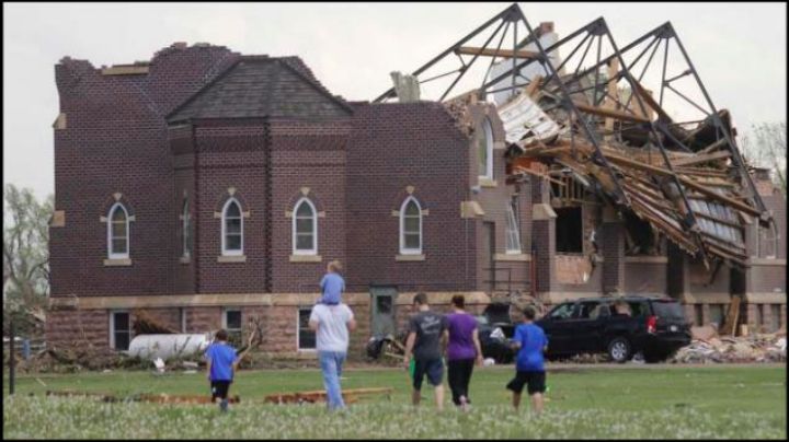 Tormenta deja decenas de lesionados y diez desaparecidos en Texas