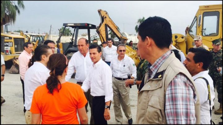 Peña Nieto dialoga con afectados durante recorrido por Ciudad Acuña