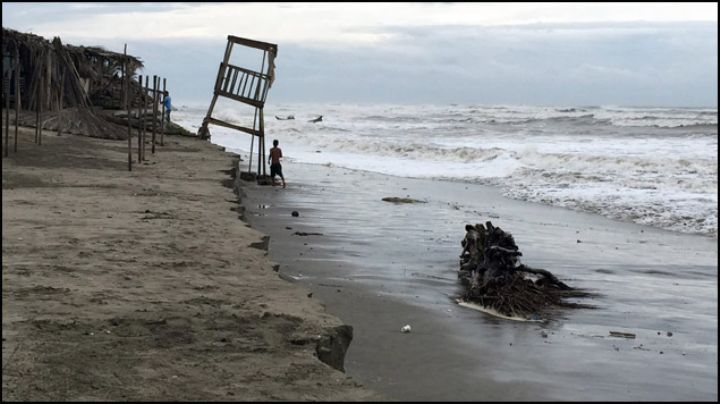 Fuertes vientos y oleaje elevado provoca huracán Carlos en Guerrero