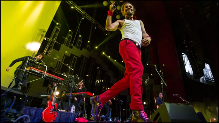 Lanza Café Tacvba consigna a EPN en Facebook. Con Javier Poza