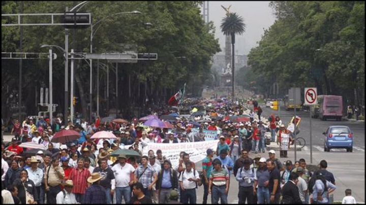 Violencia en protestas no se compara con desaparición normalistas: CNTE. Con José Cárdenas