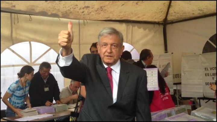 Andrés Manuel López Obrador vota en casilla única en Coyocán. Con Jaime Nuñez