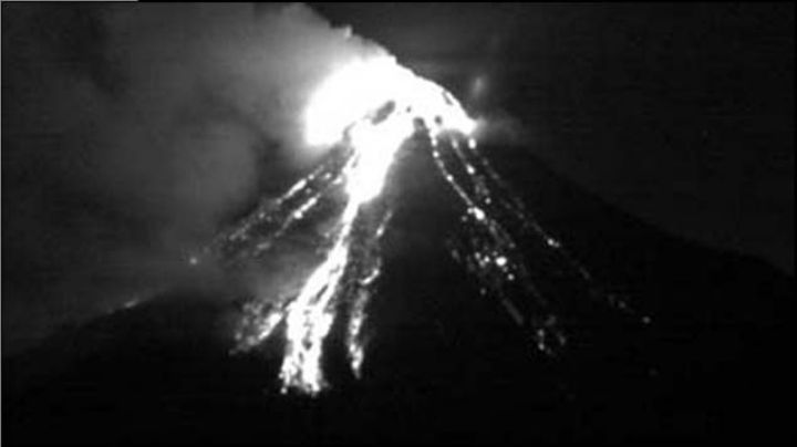 Volcán de Colima registra actividad eruptiva