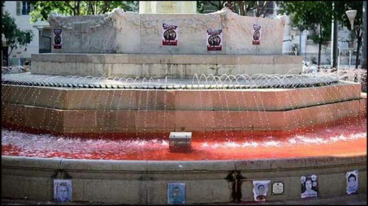 Tiñen de rojo fuentes de Marsella y París por normalistas de Ayotzinapa. Con José Cárdenas