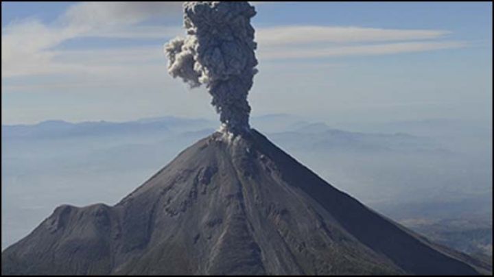 Volcán de Colima emite fumarola de un kilómetro con ceniza