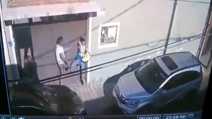 Sujeto golpea a una mujer ante la mirada de elementos de SSP (VIDEO)