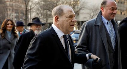 El exproductor de cine Harvey Weinstein es declarado culpable de agresión sexual contra una mujer