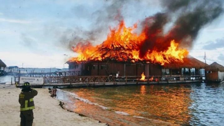 Incendio consume restaurante en Cancún (VIDEOS)