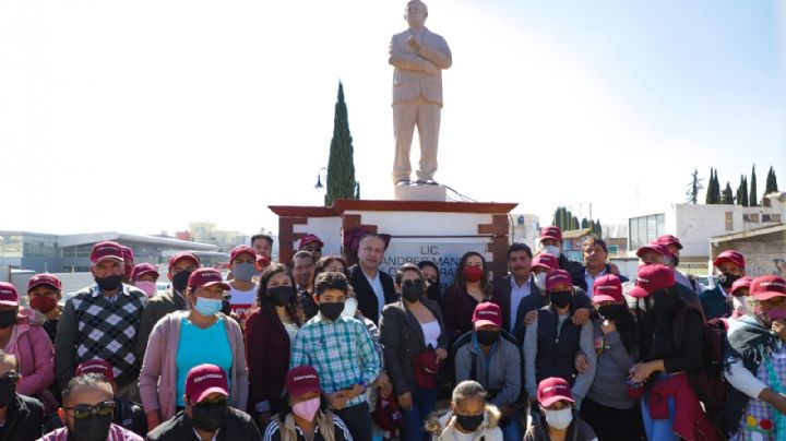 AMLO ya tiene su estatua: con errores y en ¡Atlacomulco!