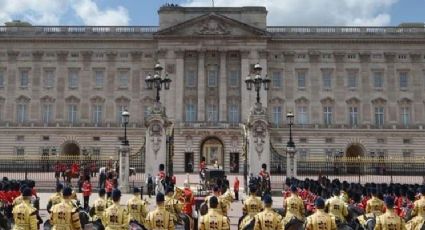 Reina Isabel II quita títulos al Príncipe Andrés por caso de abuso sexual