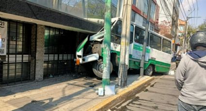 Microbús se estrella contra vivienda en la GAM; se reportan al menos 10 lesionados