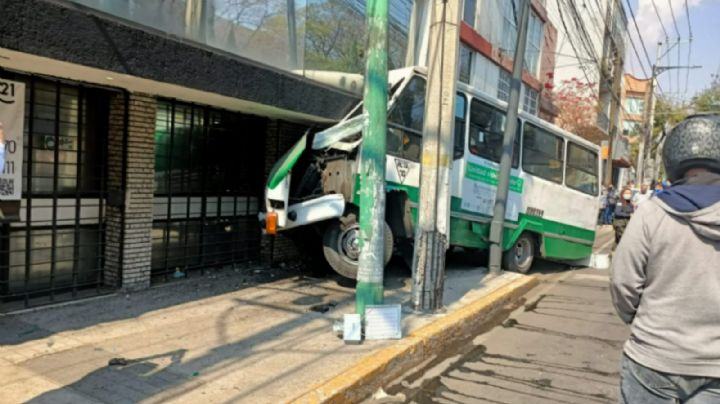 Microbús se estrella contra vivienda en la GAM; se reportan al menos 10 lesionados